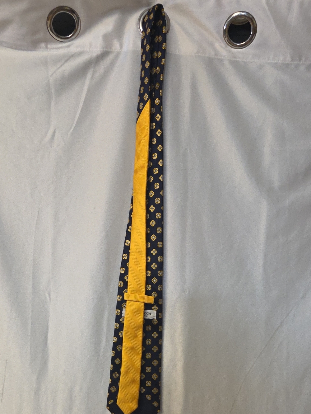 Fratelli Moda tie made from 100% silk in Italy.